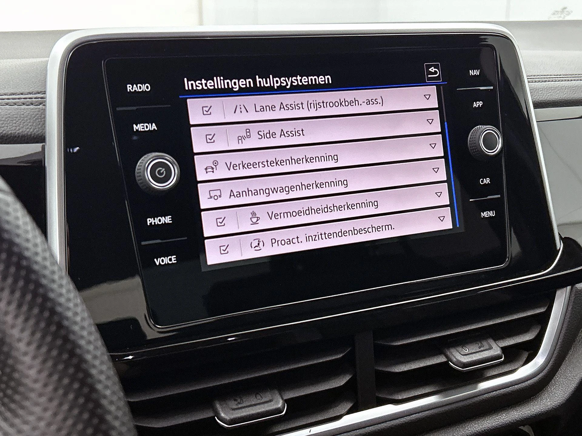 Volkswagen-T-Roc-image-12