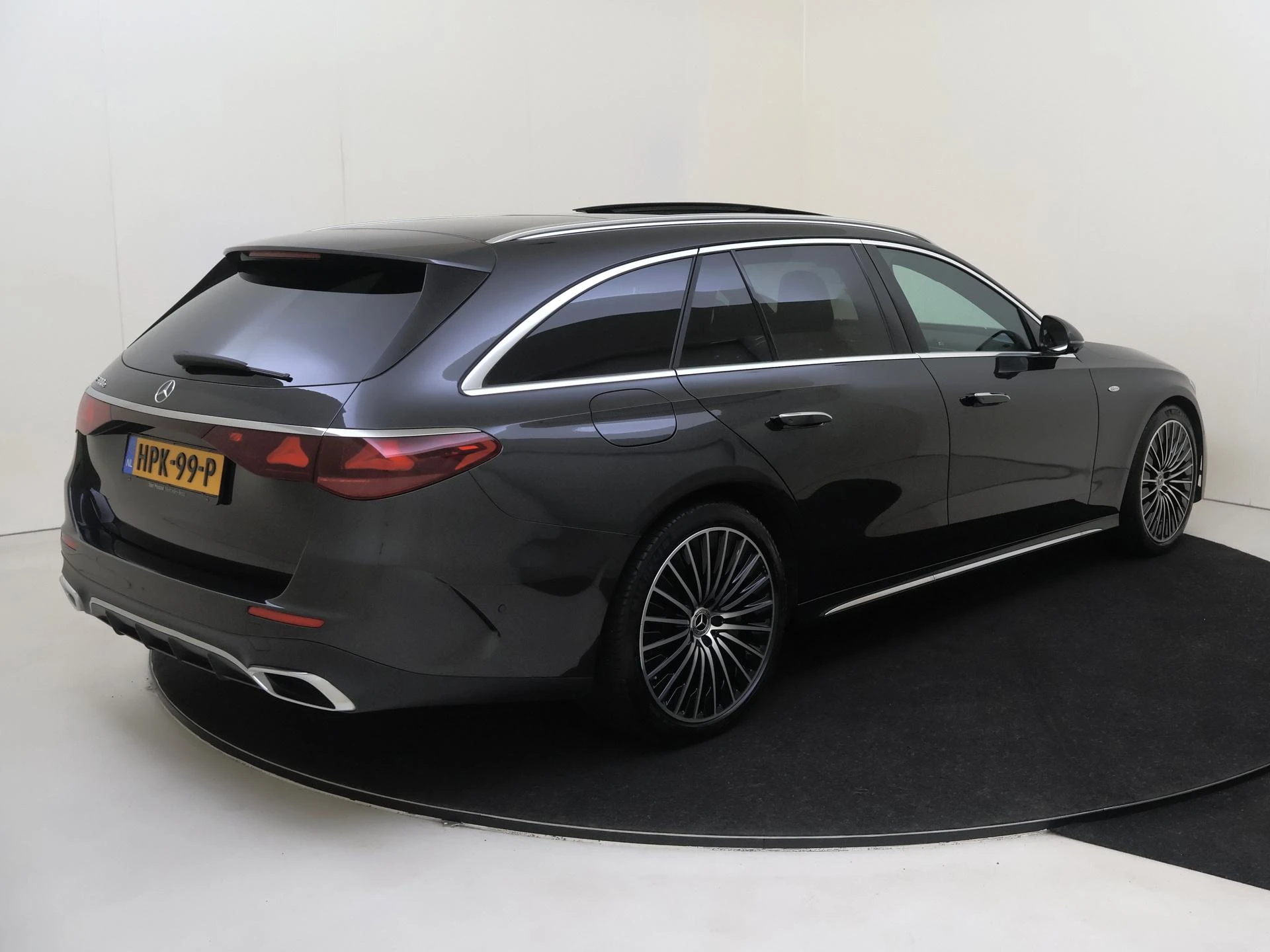 Mercedes-Benz-E-Klasse-image-3