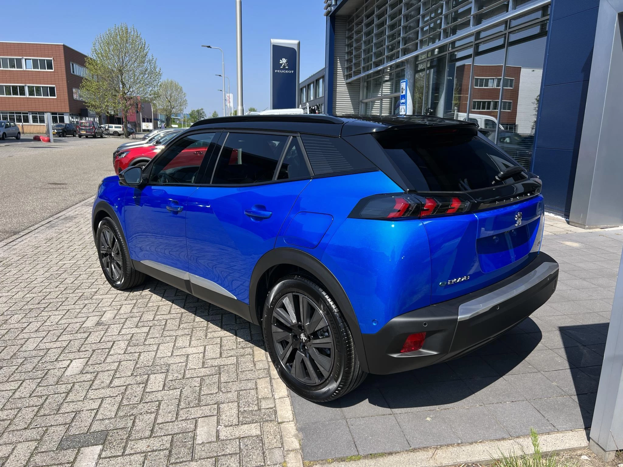 Peugeot-e-2008-image-2