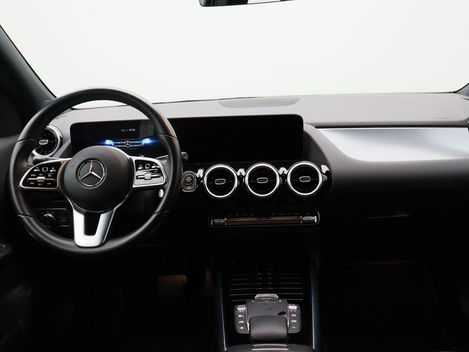 Mercedes-Benz GLA 180 Business Line + TREKHAAK + LED + CAMERA +