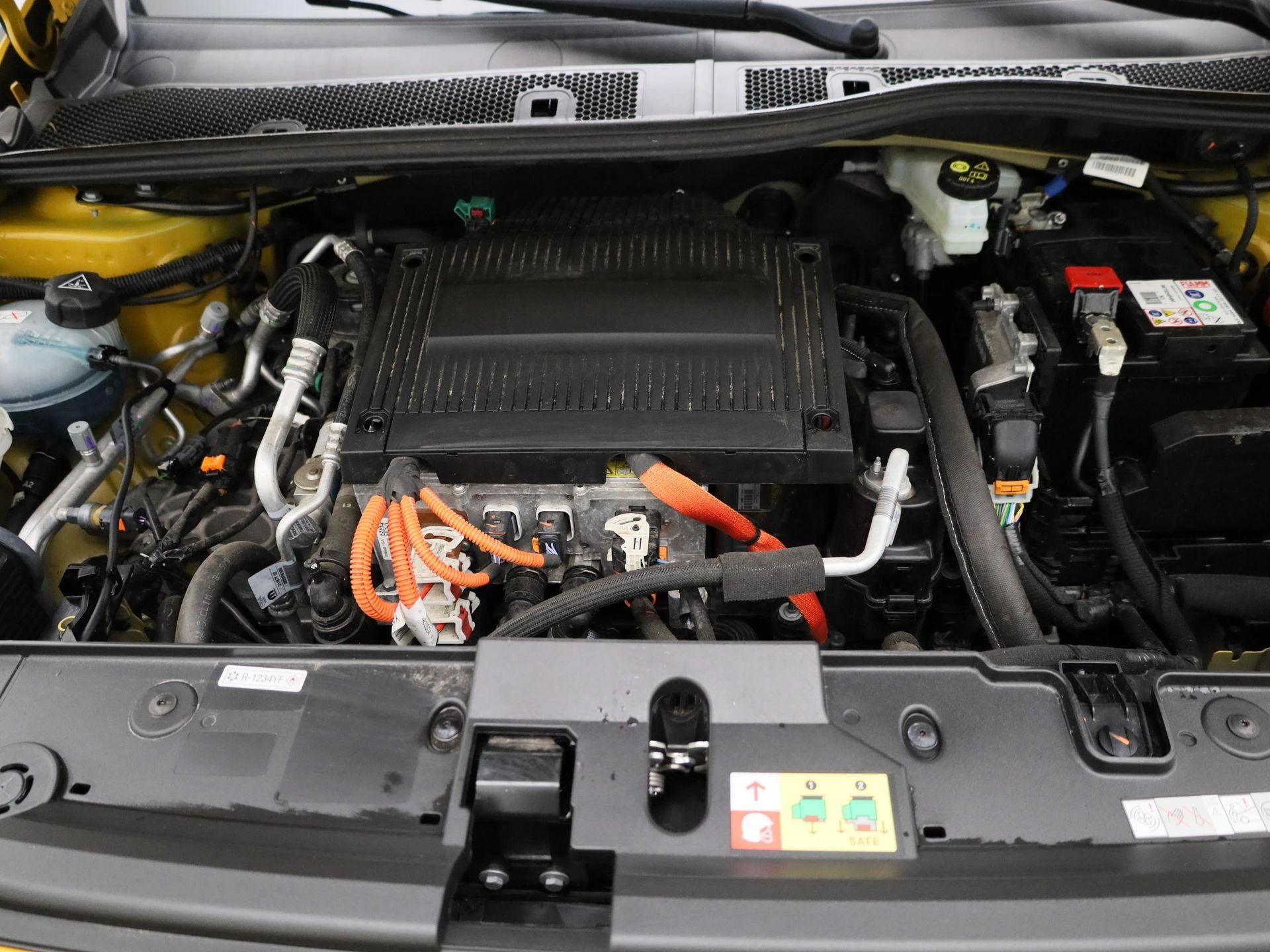 Peugeot-e-208-image-31