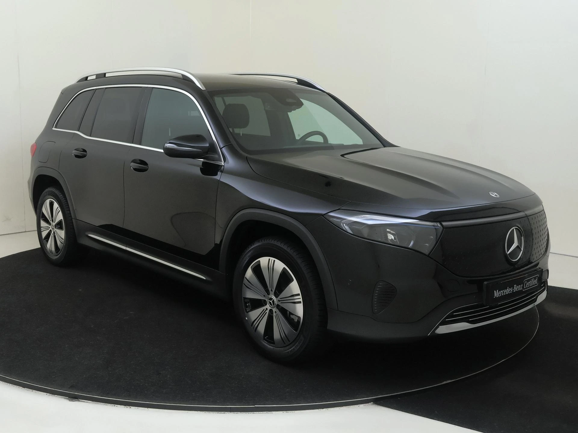 Mercedes-Benz-EQB-image-1