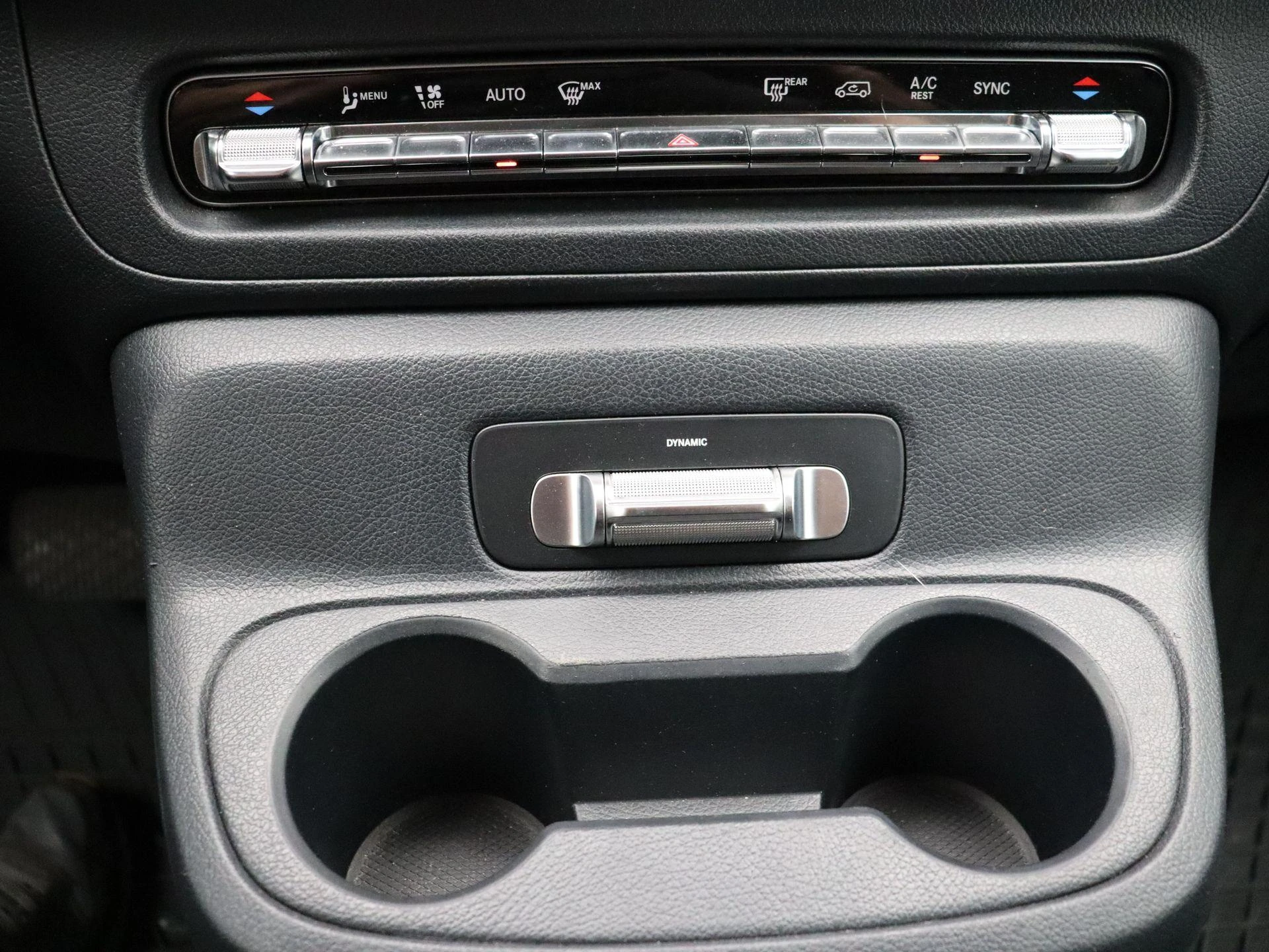 Mercedes-Benz-Vito-image-17