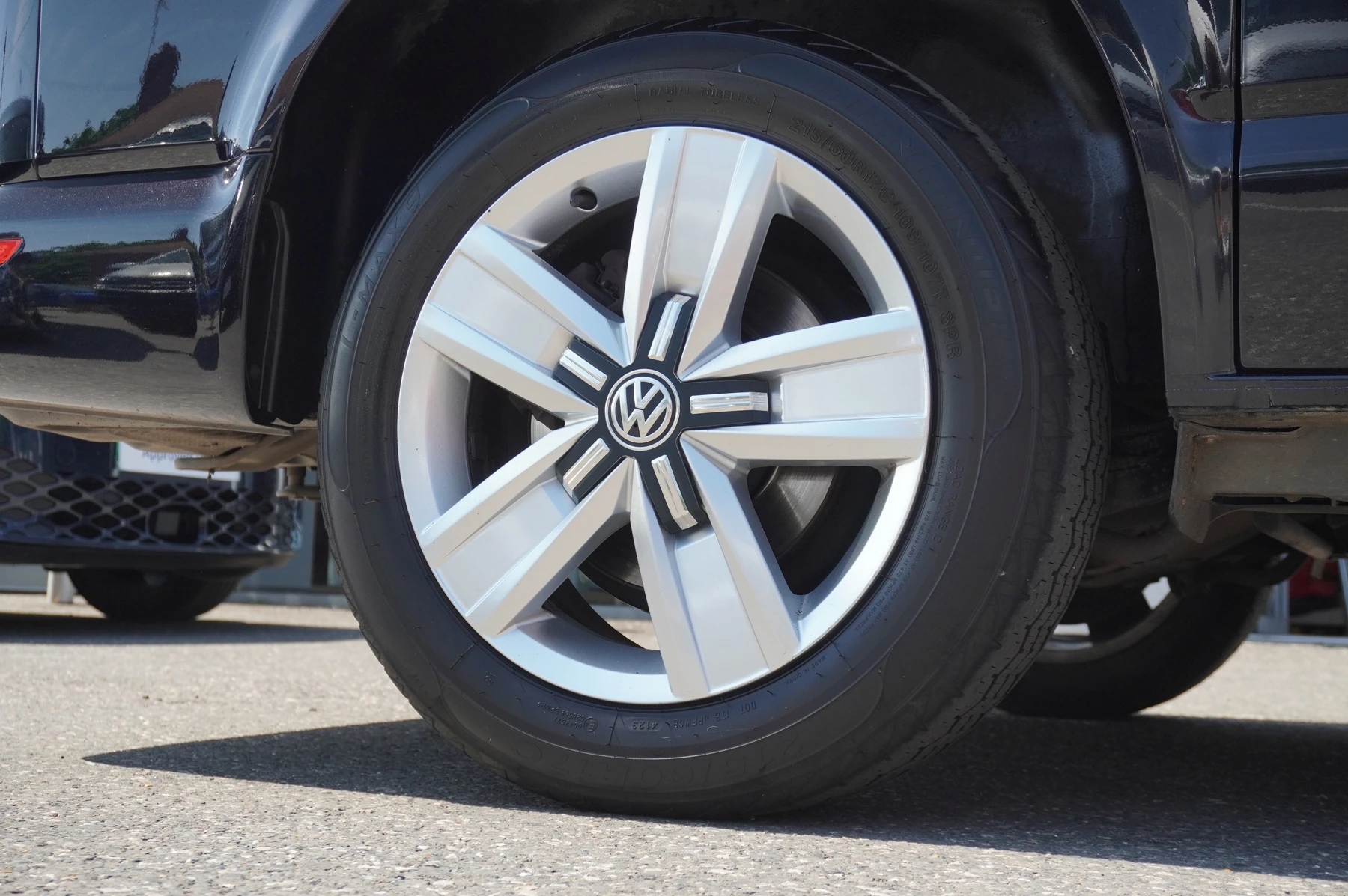 Volkswagen-Transporter-image-25