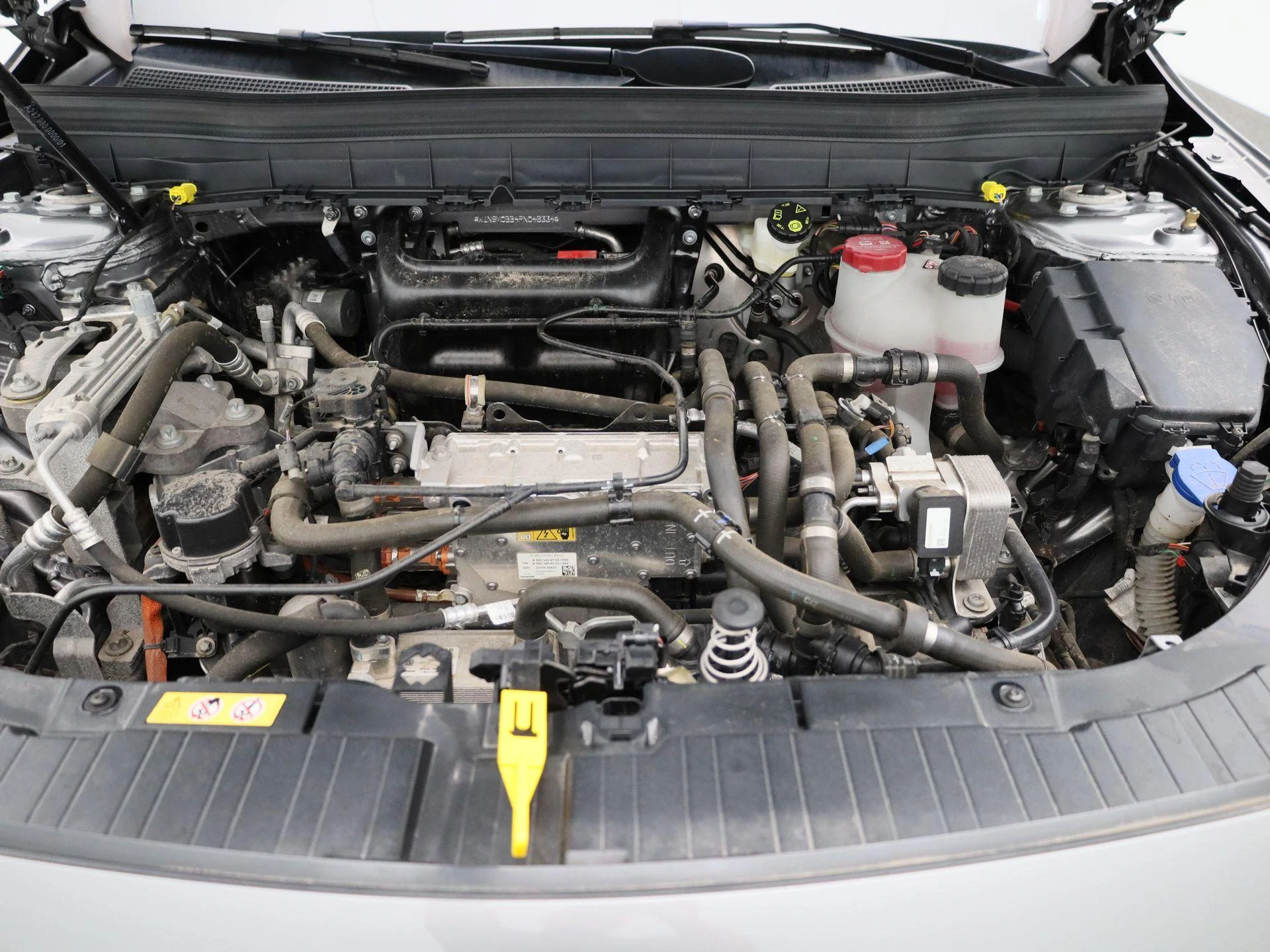 Mercedes-Benz-EQB-image-40