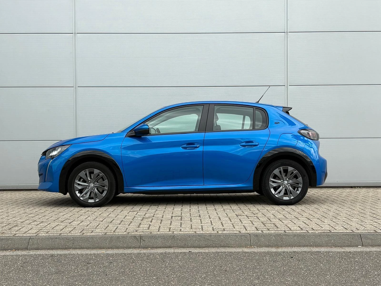 Peugeot-e-208-image-2