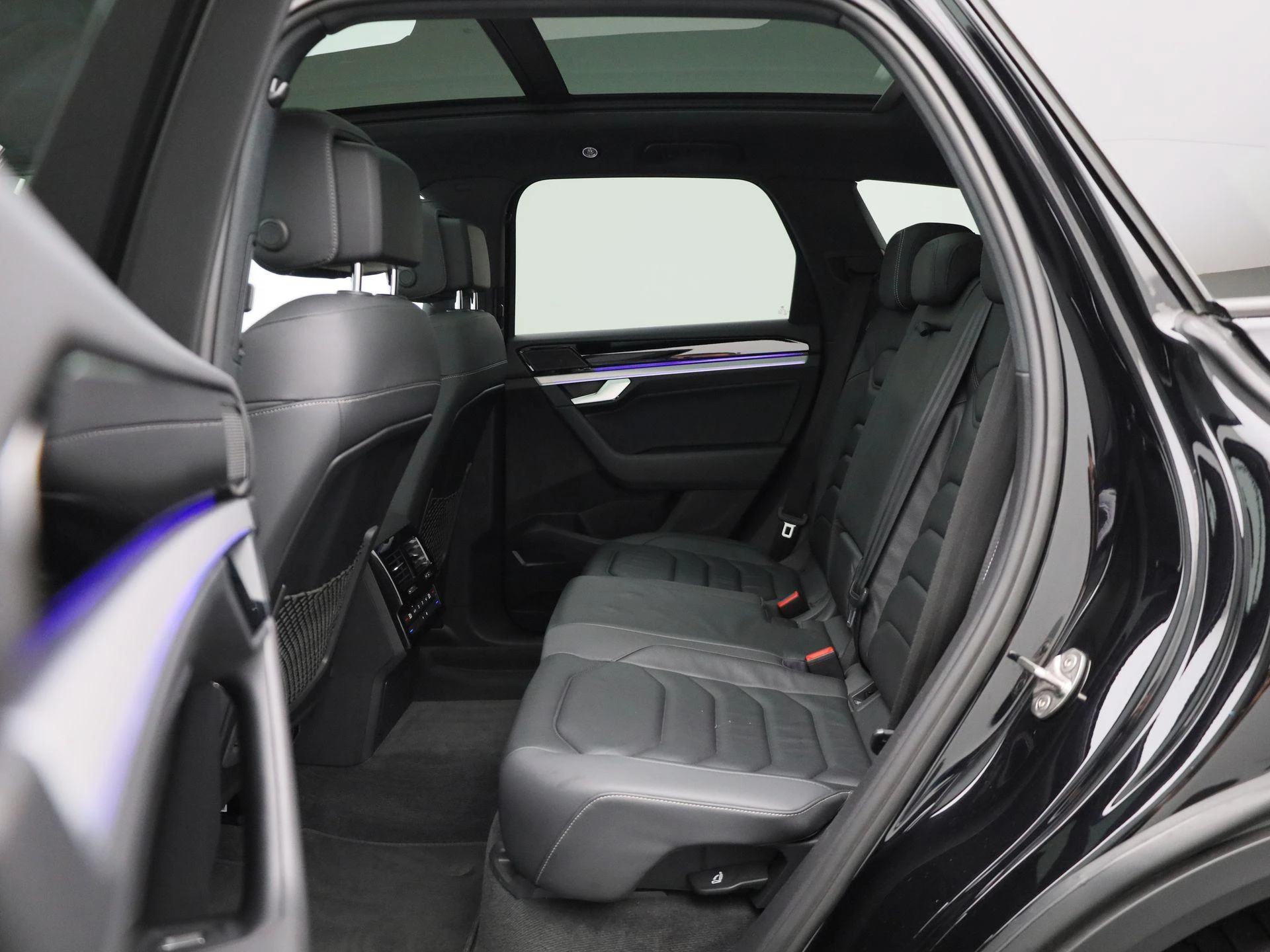 Volkswagen-Touareg-image-11