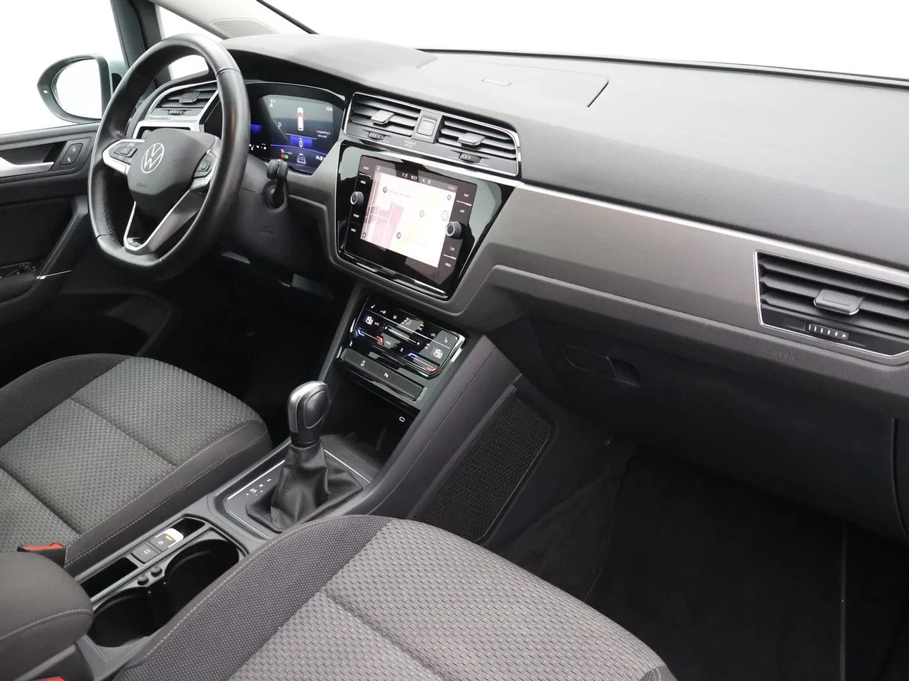 Volkswagen-Touran-image-2