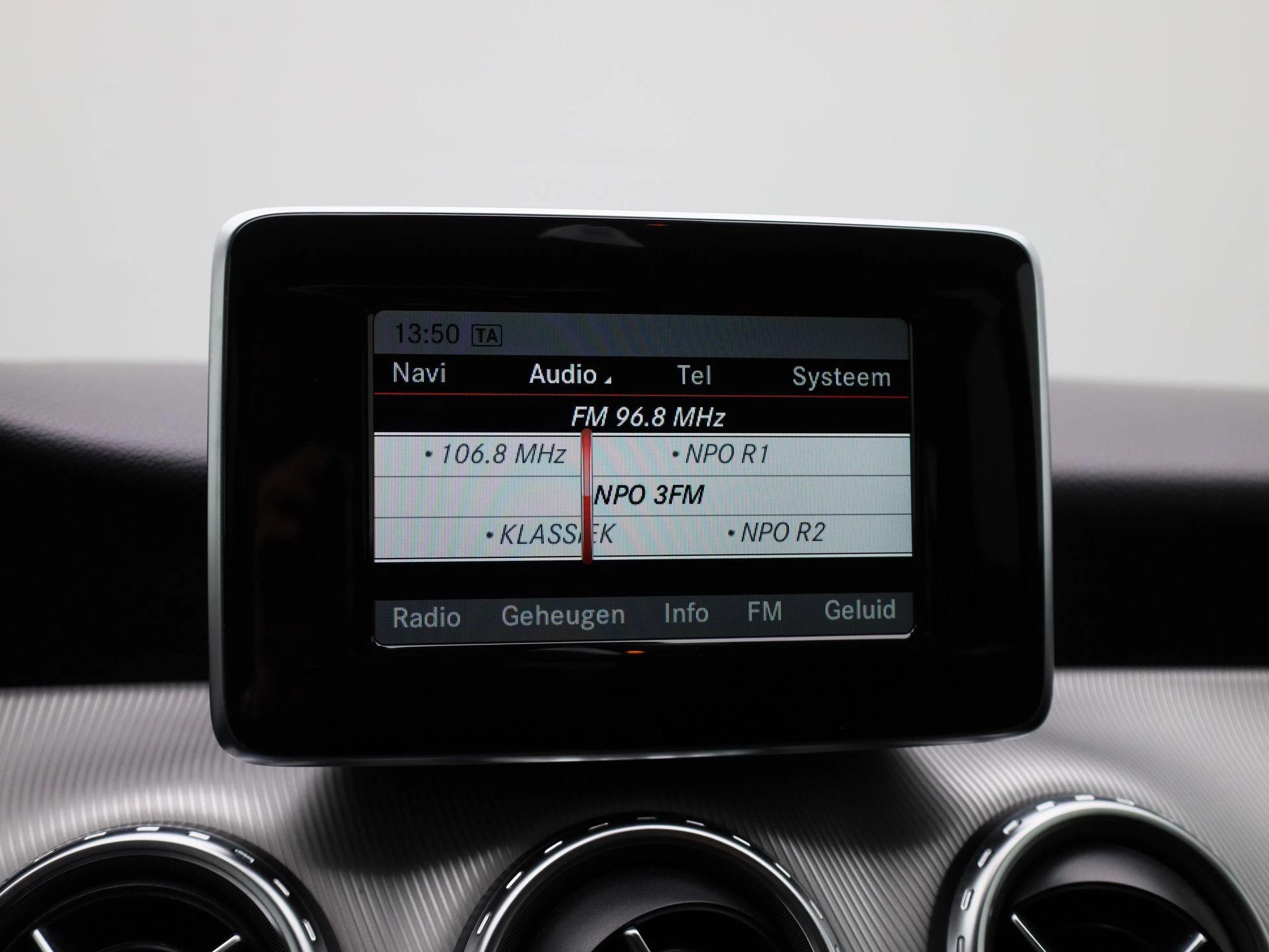 Mercedes-Benz-GLA-image-19