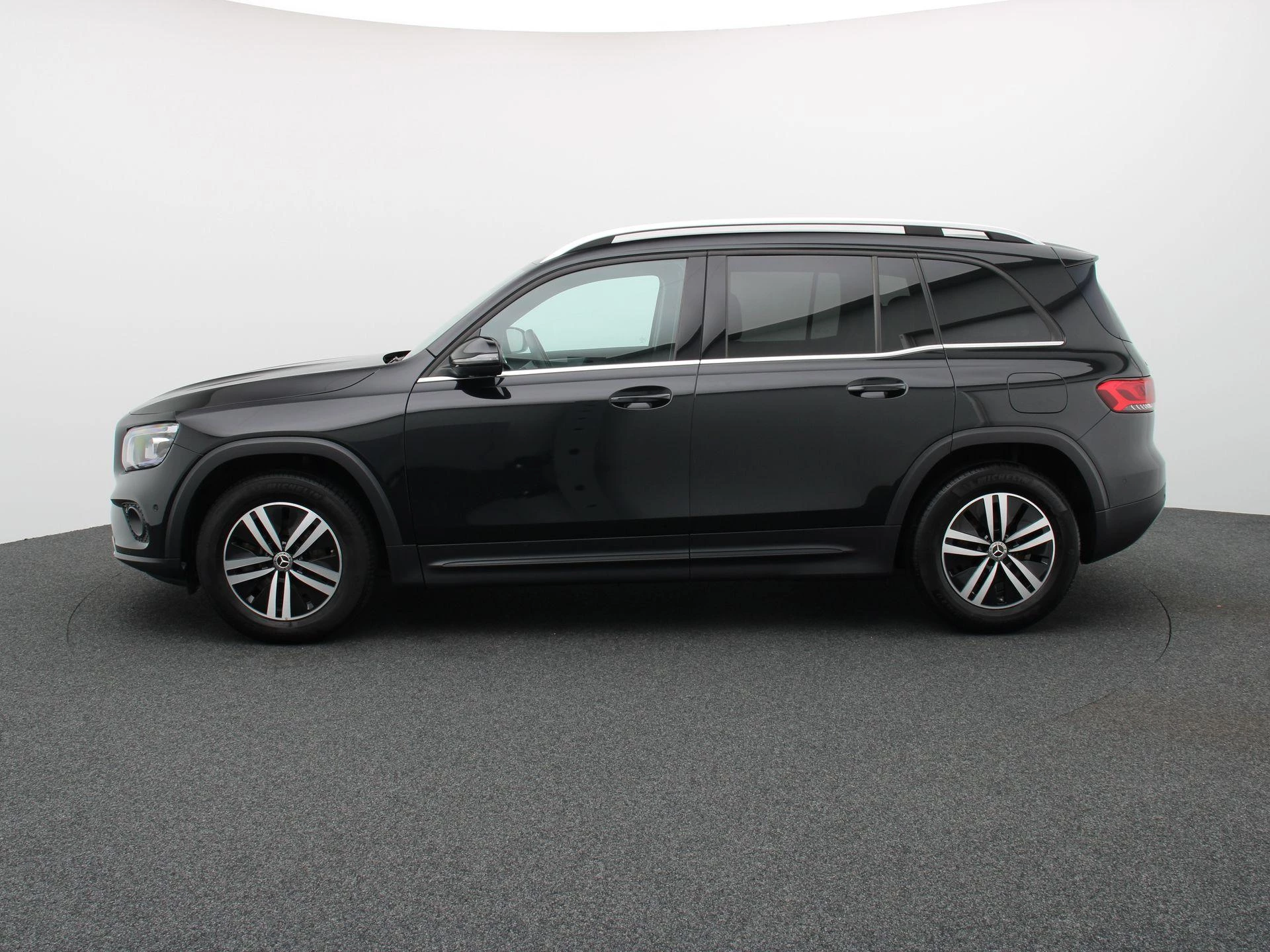 Mercedes-Benz GLB 200 Business Solution + CARPLAY + LED + CAMERA +