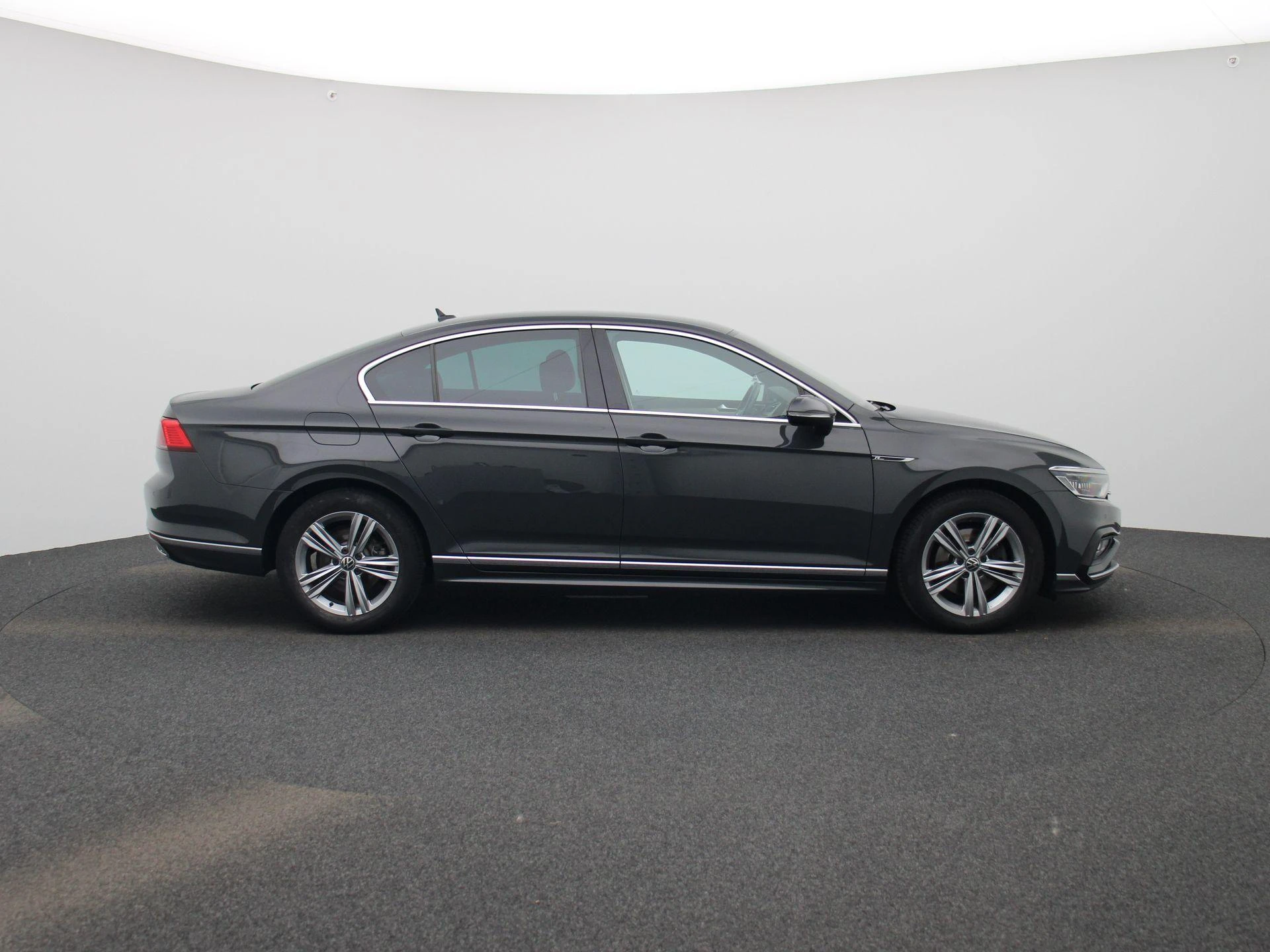 Volkswagen Passat 1.5 TSI R-Line Business +