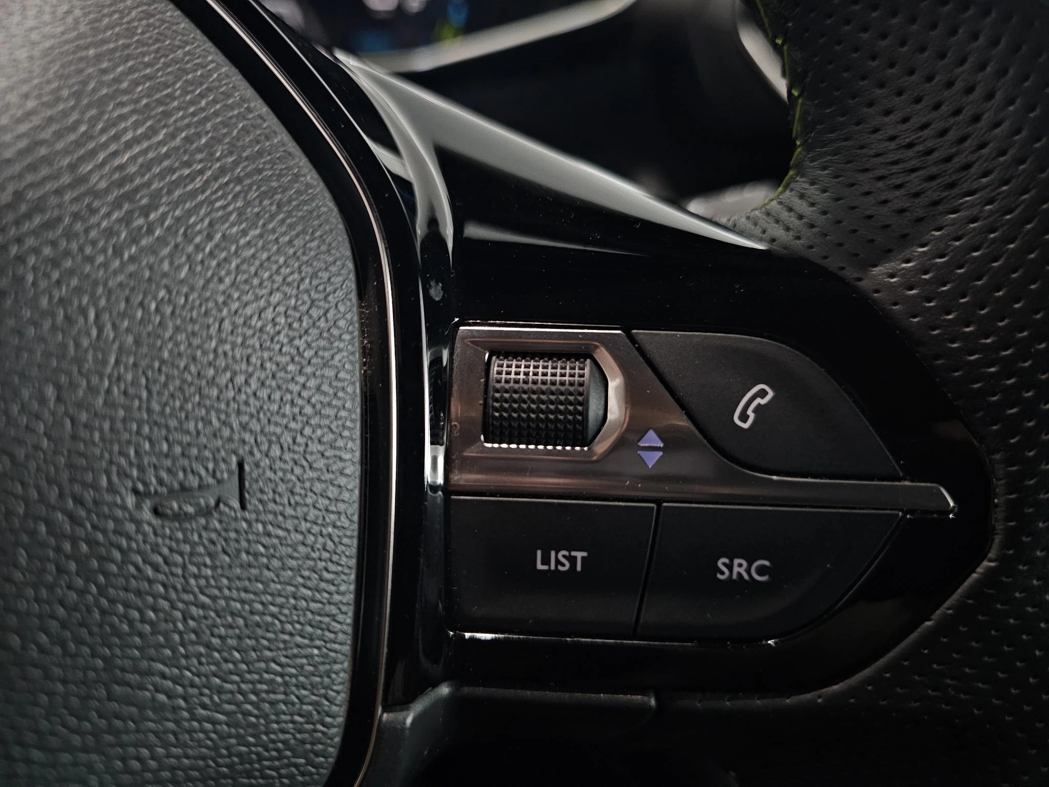 Peugeot-e-2008-image-12