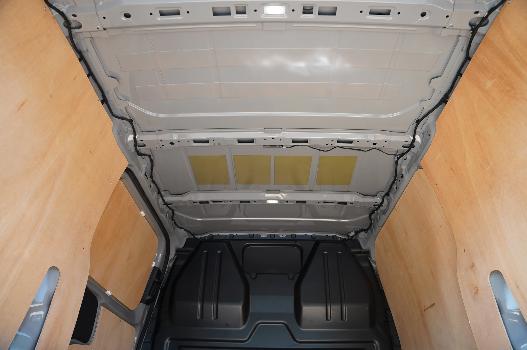 Volkswagen-Transporter-image-25