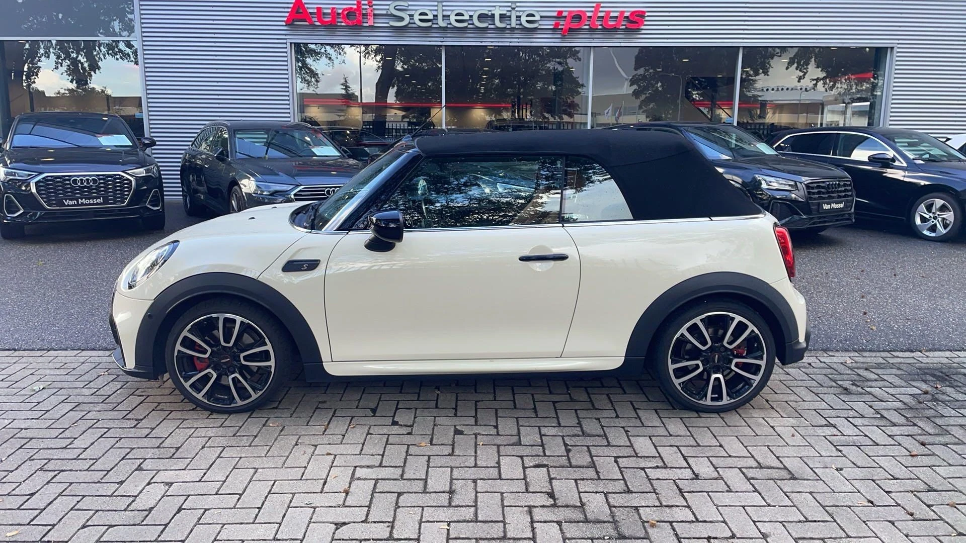 MINI-Cooper S Cabrio-image-3