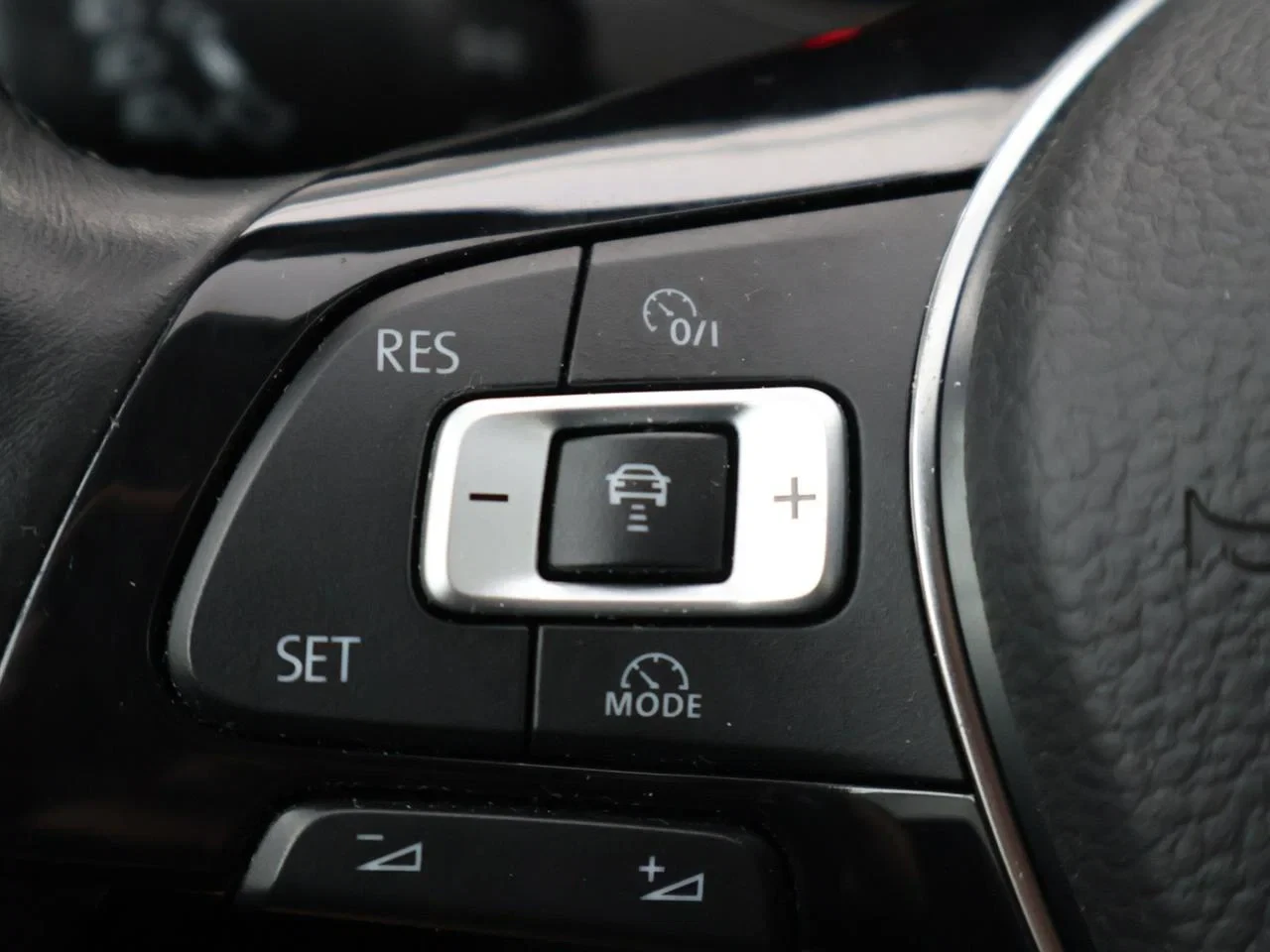 Volkswagen-Golf Sportsvan-image-12