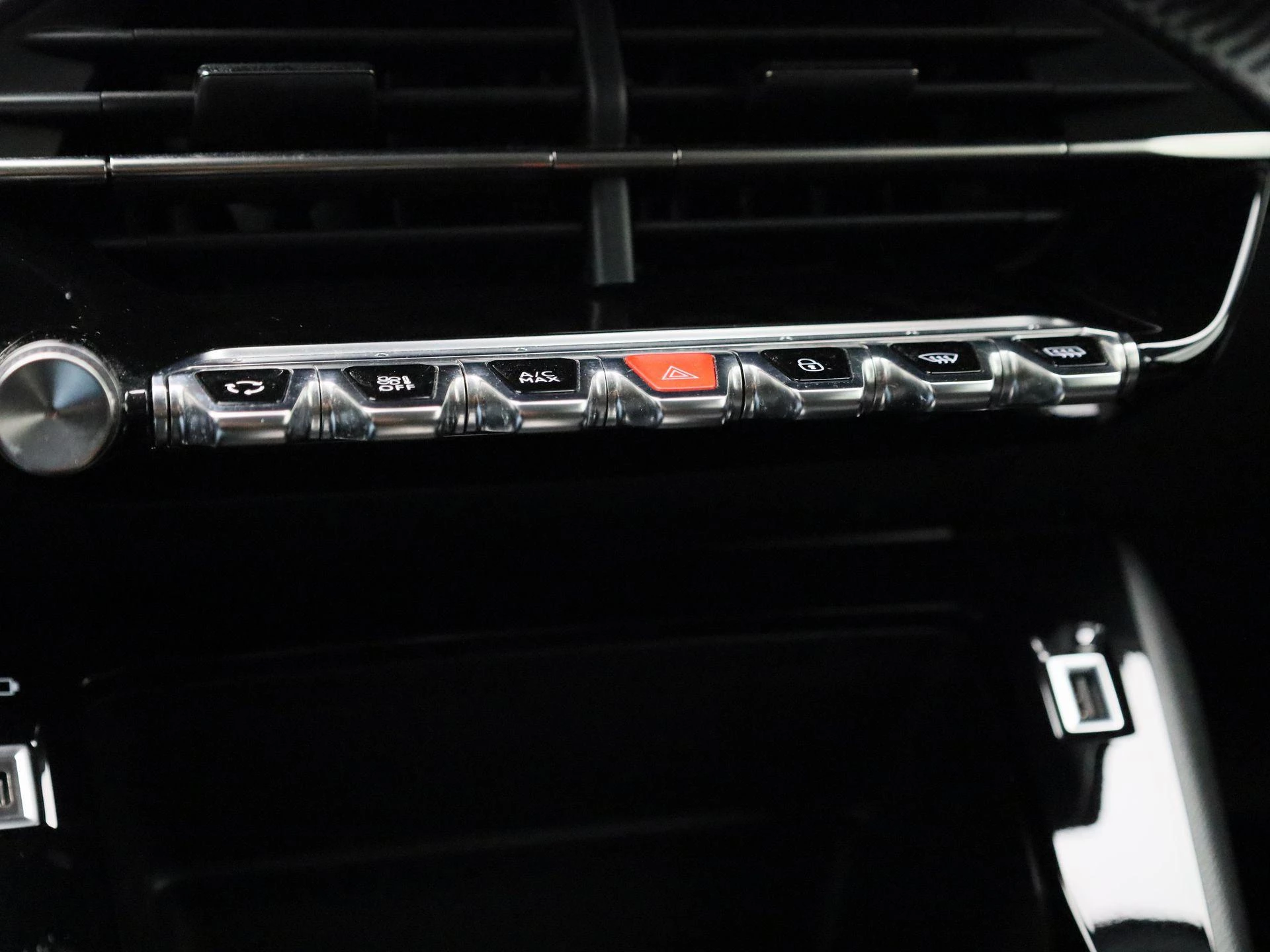 Peugeot-e-208-image-19