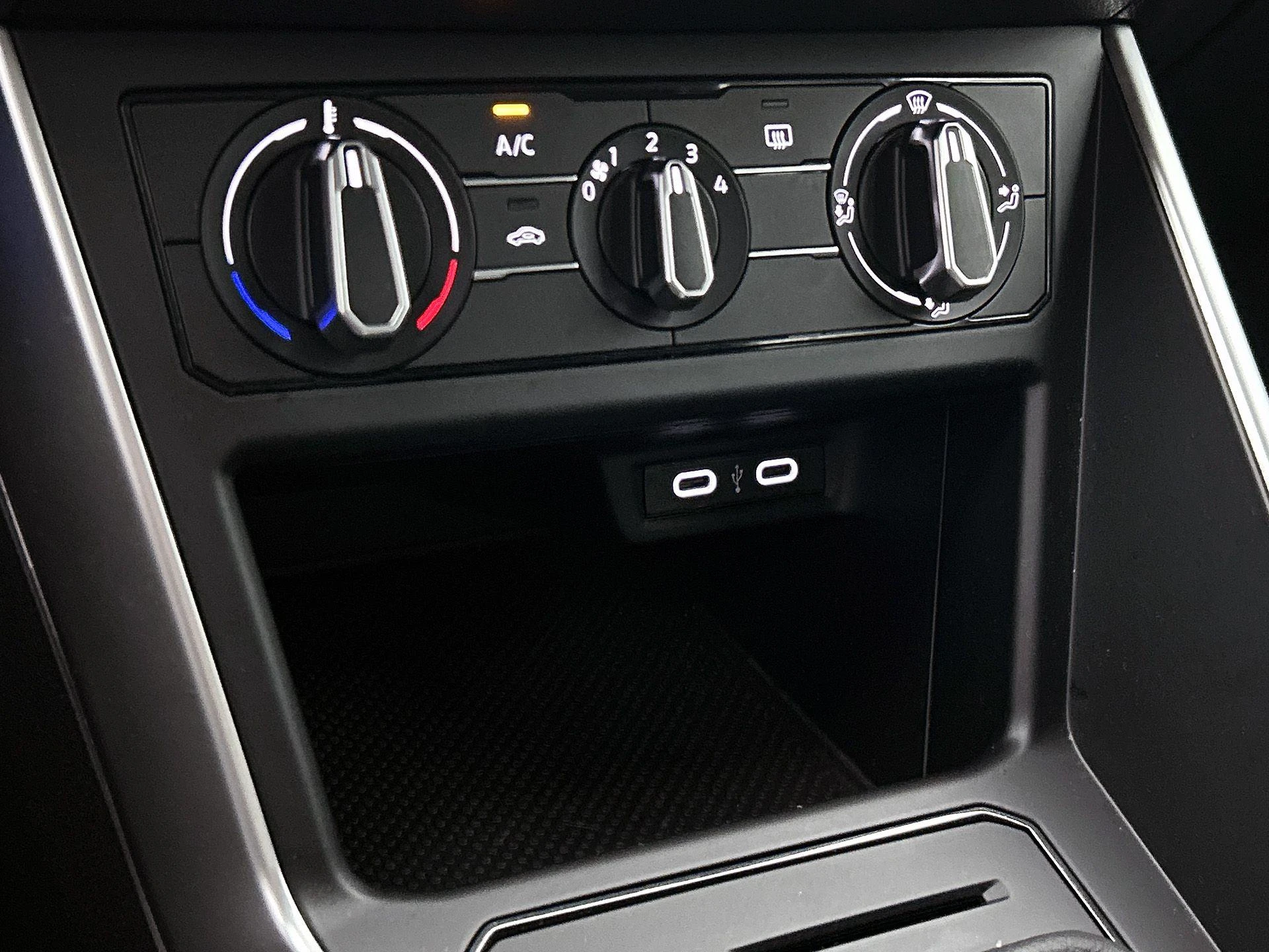 Volkswagen-Polo-image-23