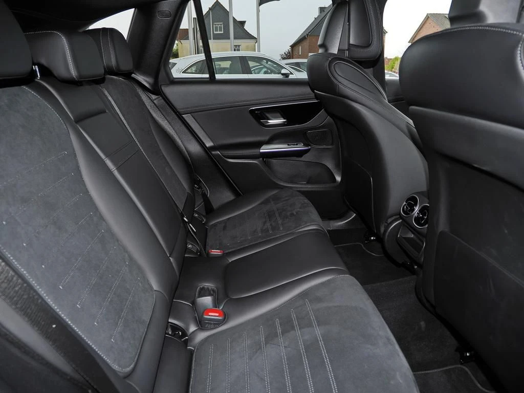 Mercedes-Benz-GLC 300 d-image-14