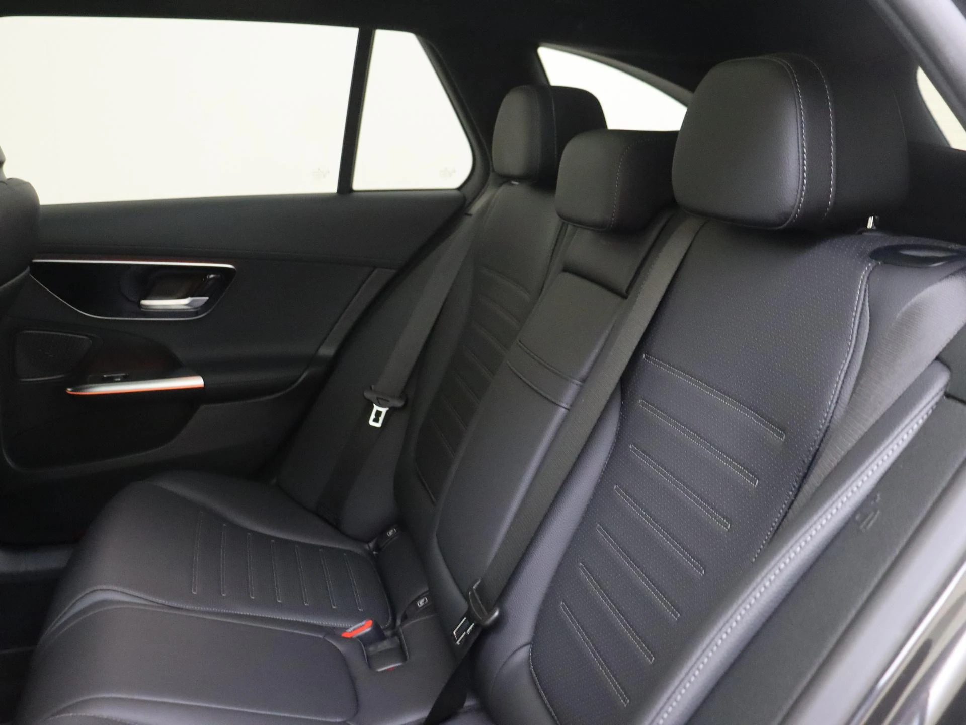 Mercedes-Benz-C-Klasse-image-14