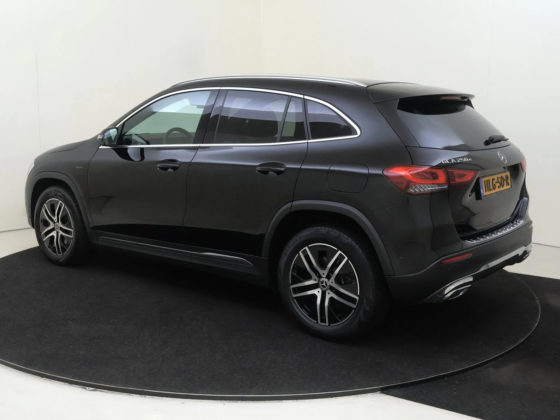 Mercedes-Benz-GLA-image-2