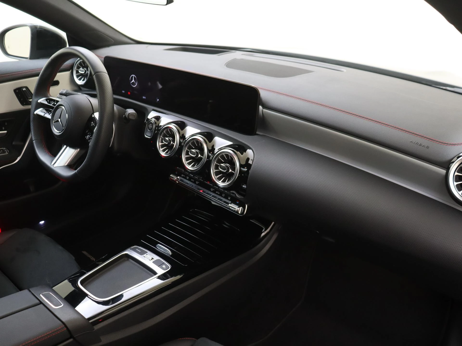 Mercedes-Benz-CLA-image-4