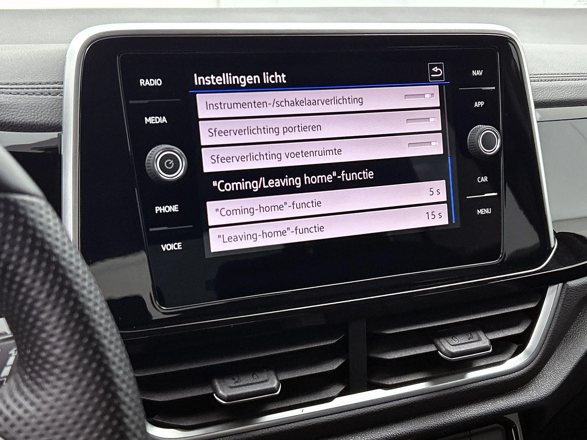 Volkswagen-T-Roc-image-36
