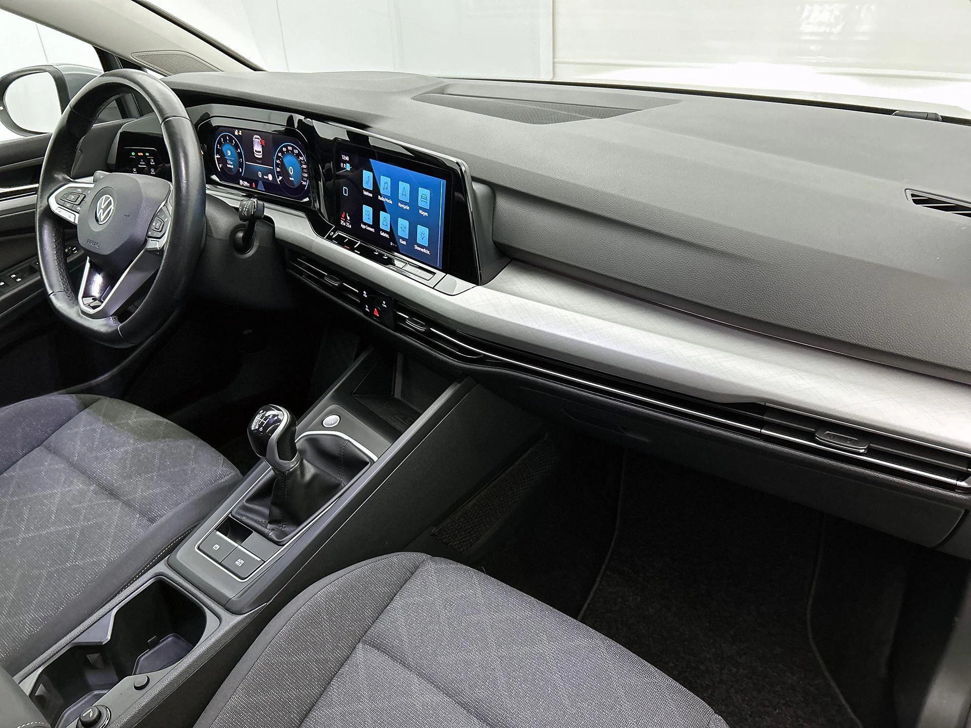 Volkswagen-Golf-image-23