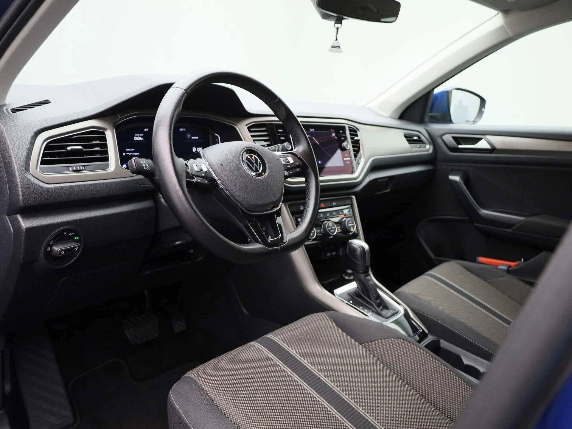 Volkswagen-T-Roc-image-31