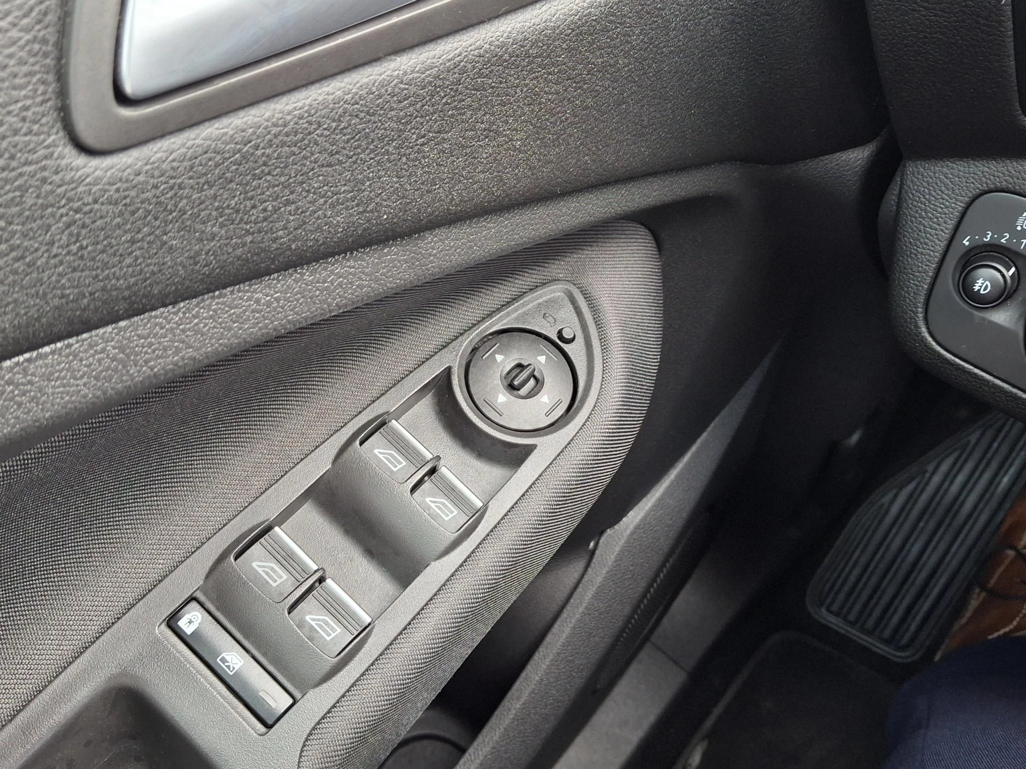 Ford-C-MAX-image-21