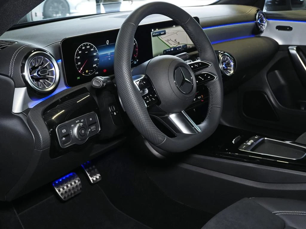 Mercedes-Benz-CLA 180-image-6