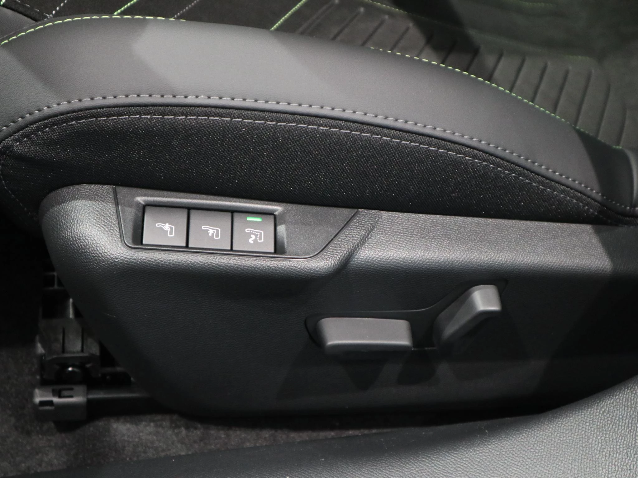 Peugeot-e-208-image-10