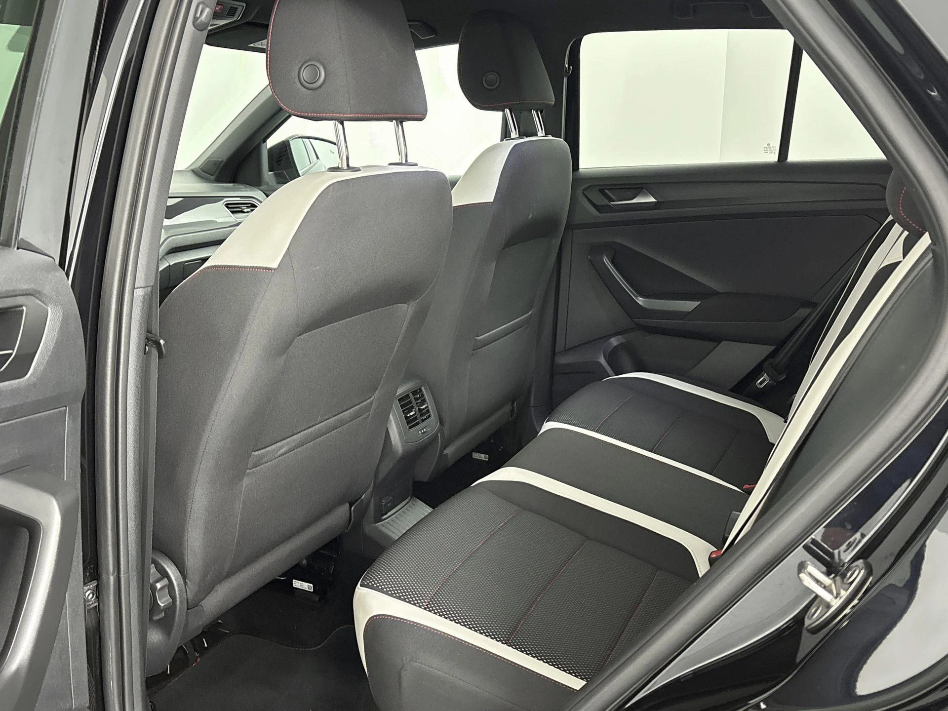 Volkswagen-T-Roc-image-10