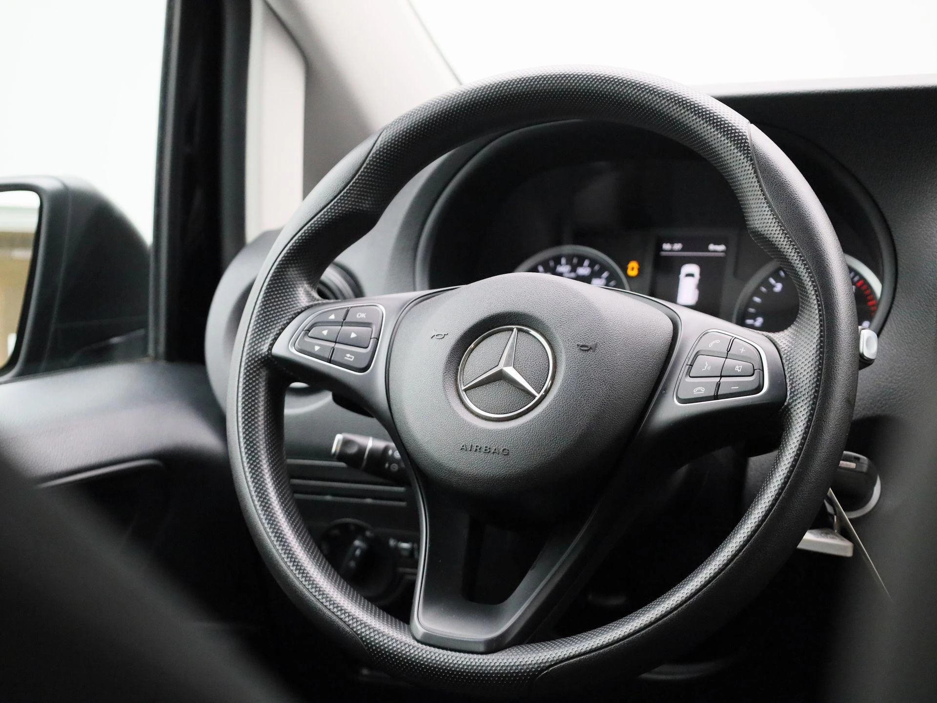 Mercedes-Benz-Vito-image-35