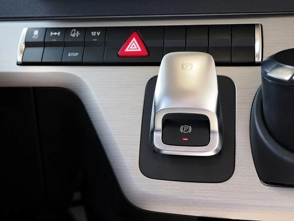 Mercedes-Benz-Actros-image-10