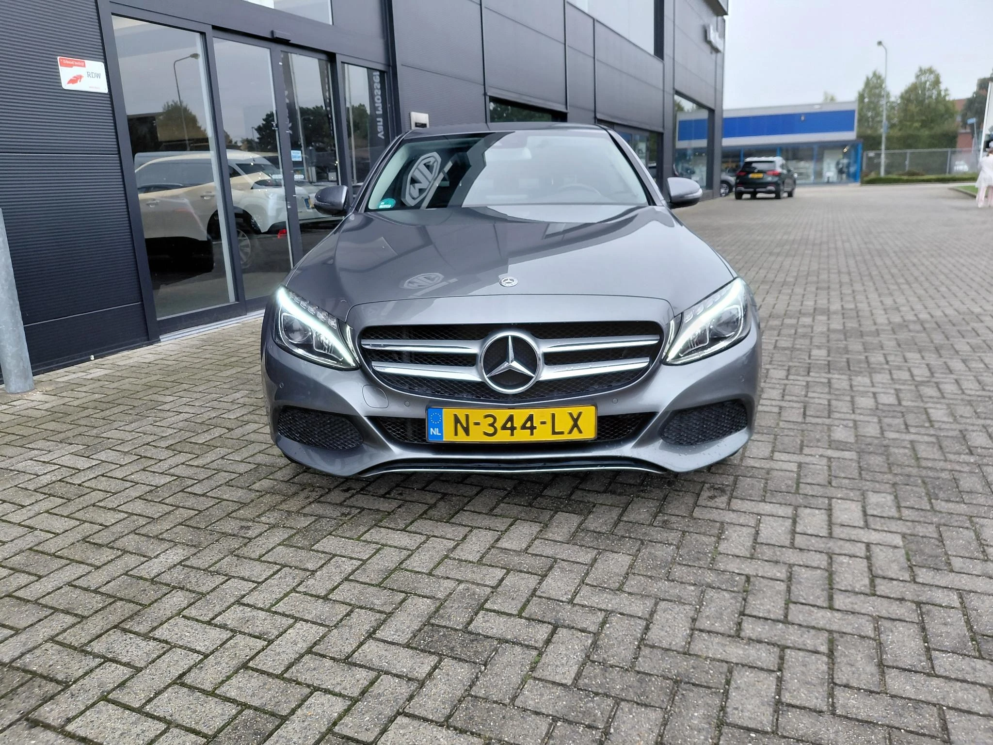 Mercedes-Benz-C-Klasse-image-9