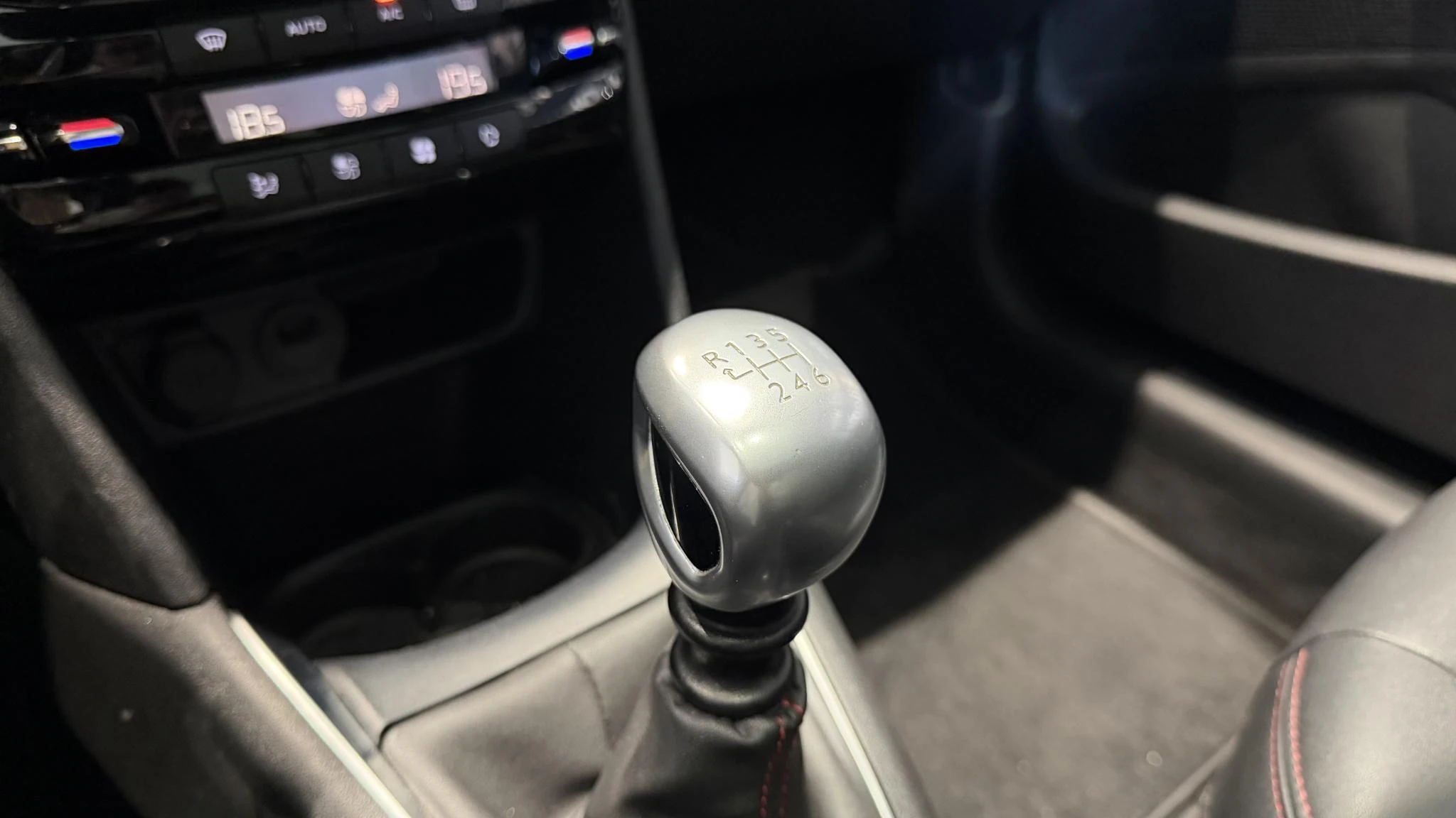Peugeot-208-image-13