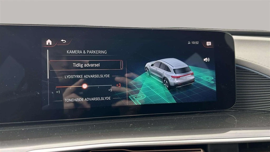 Mercedes-Benz-EQC-image-18
