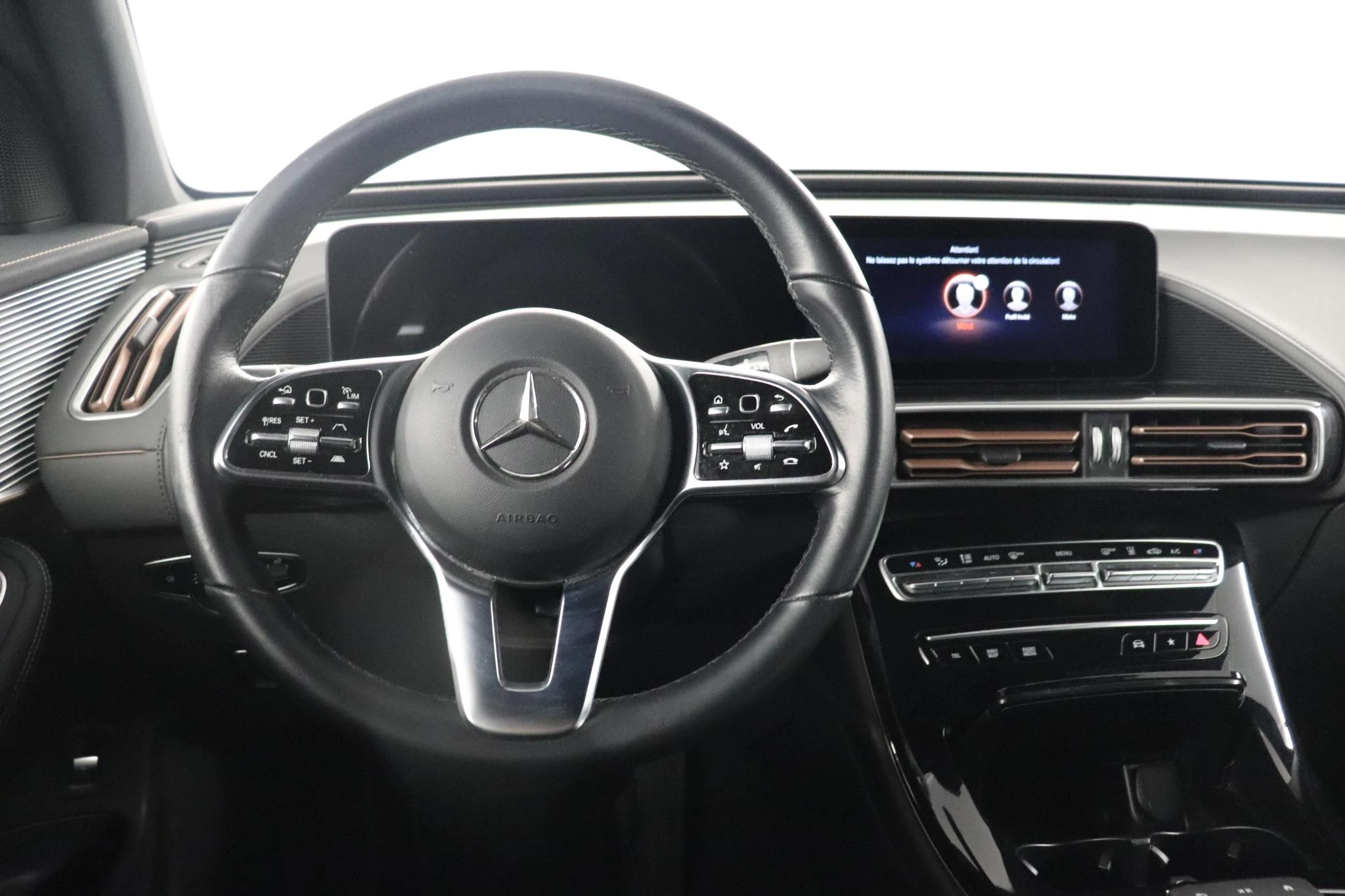 Mercedes-Benz-EQC-image-12