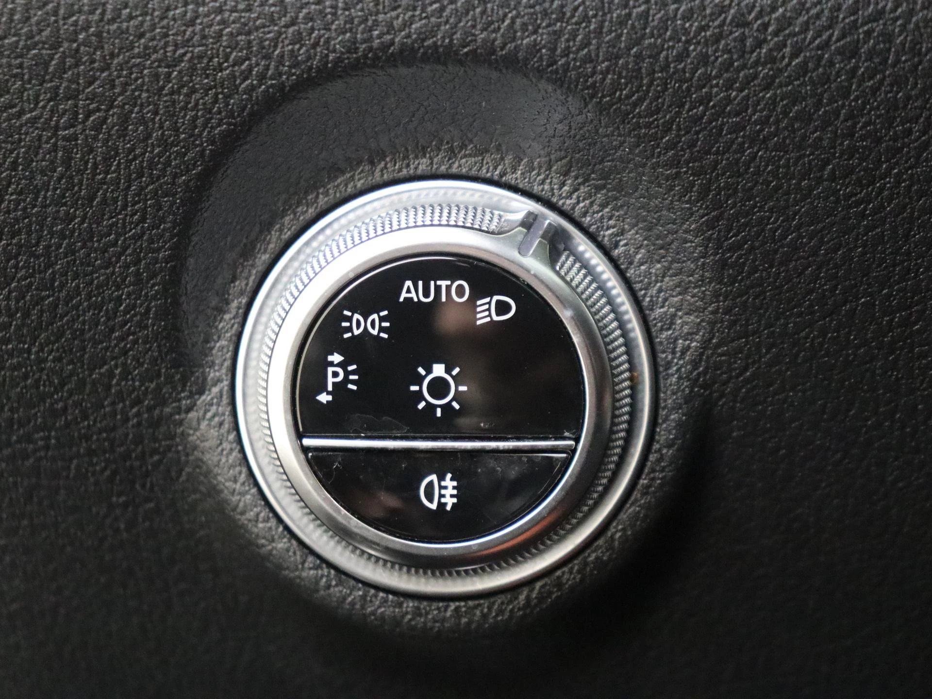 Mercedes-Benz-C-Klasse-image-23