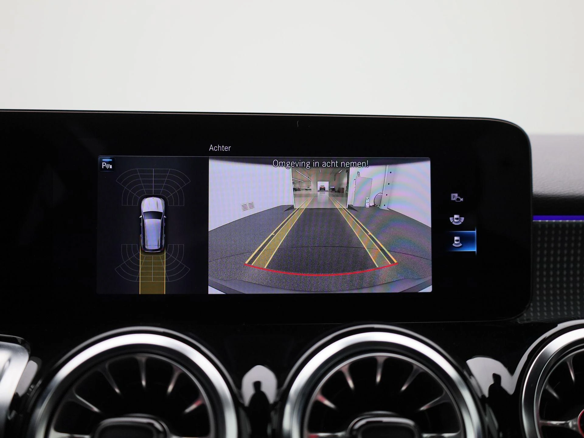 Mercedes-Benz-EQB-image-30