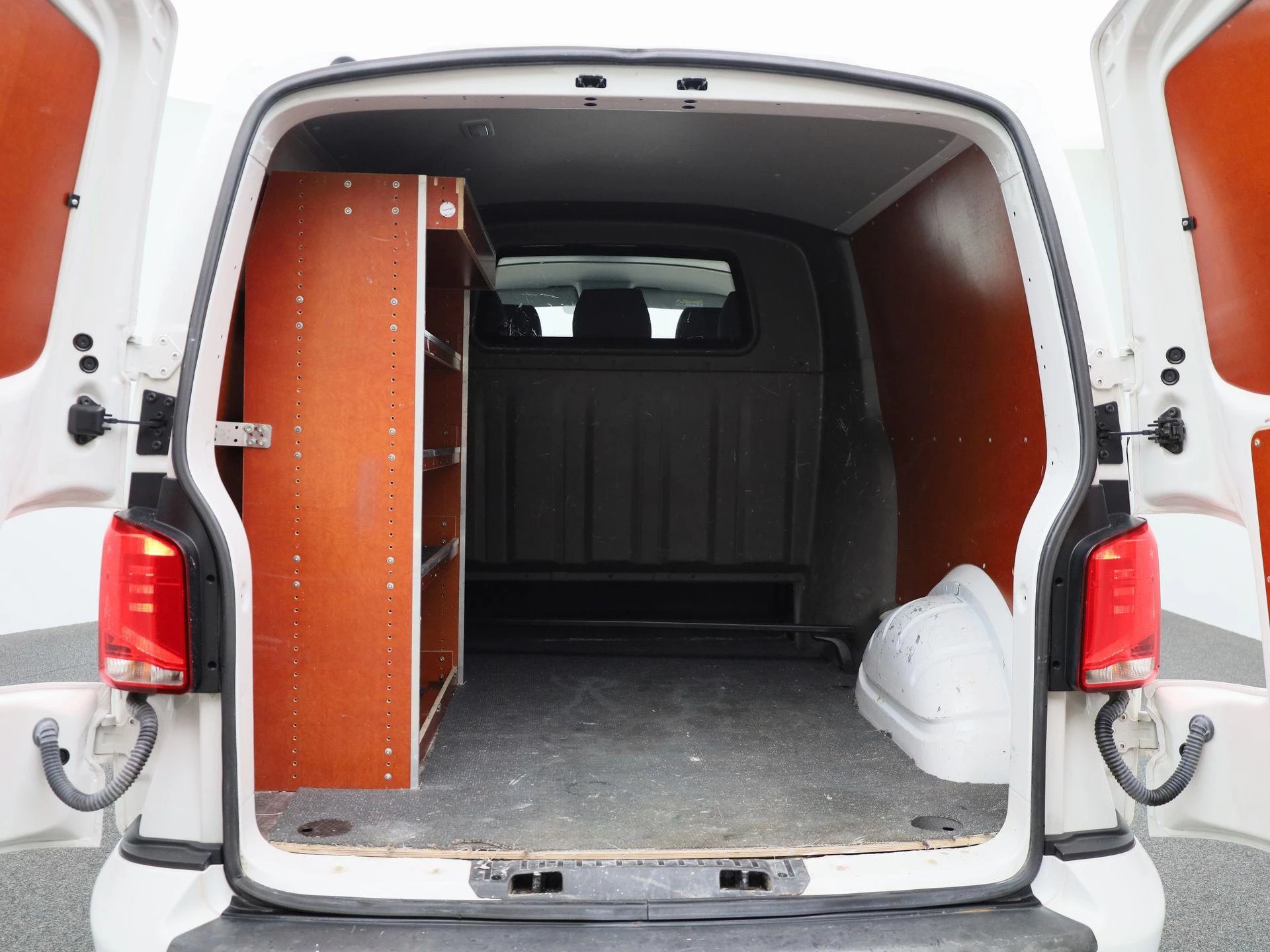 Volkswagen-Transporter-image-12