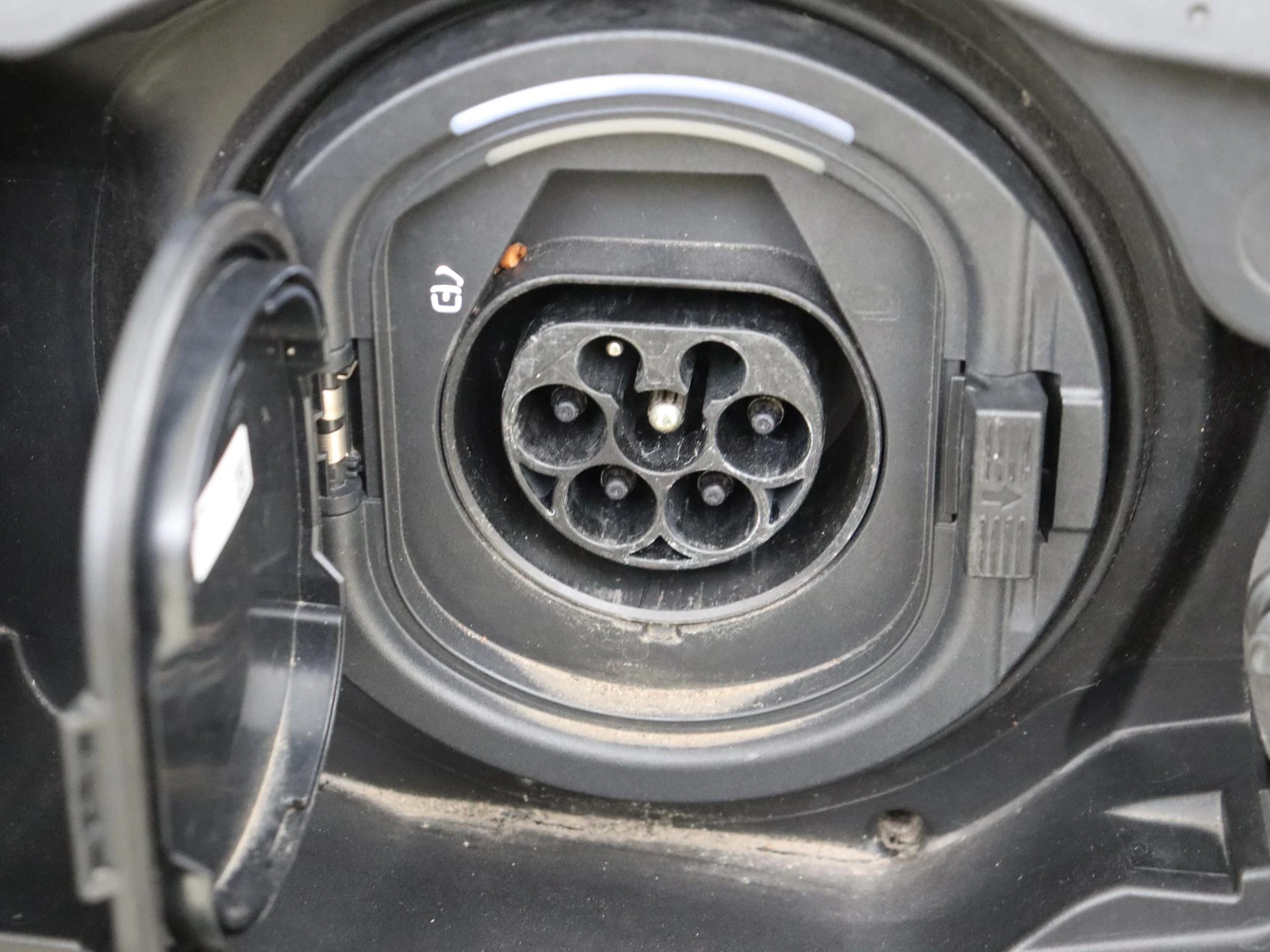 Mercedes-Benz-GLC-image-30