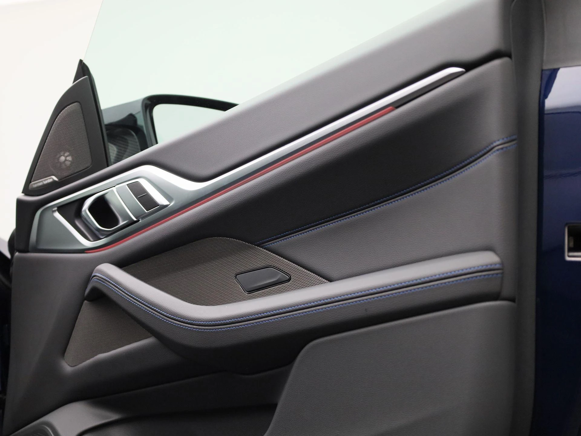 BMW-i4-image-47