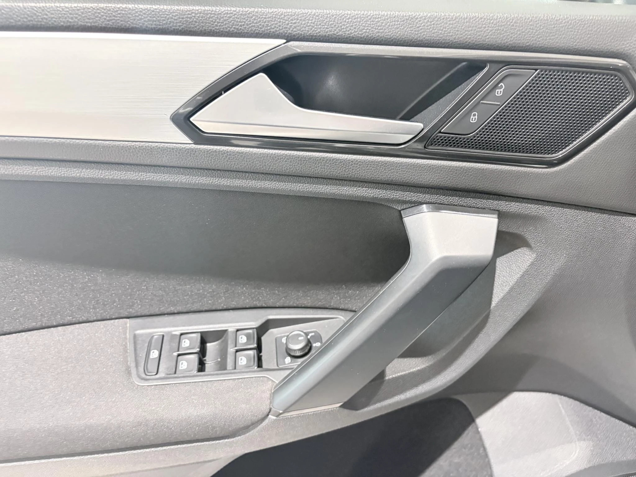 Volkswagen-Tiguan-image-12