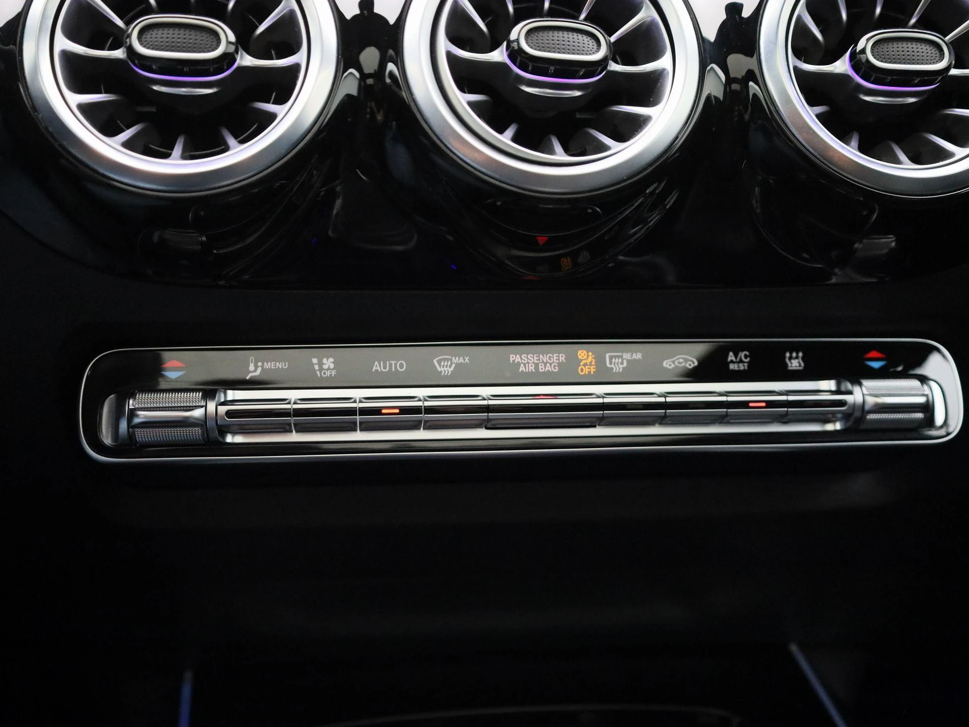 Mercedes-Benz-GLA-image-18