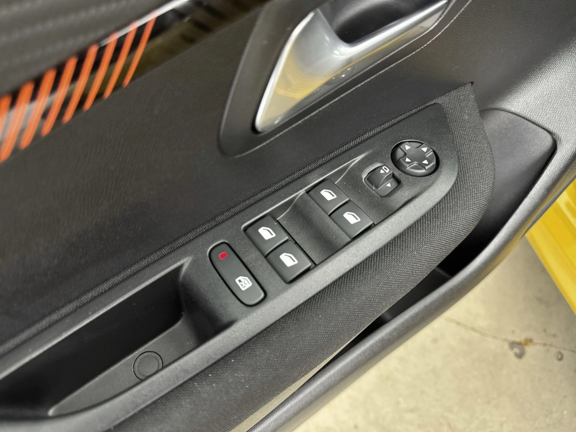 Peugeot-e-208-image-23