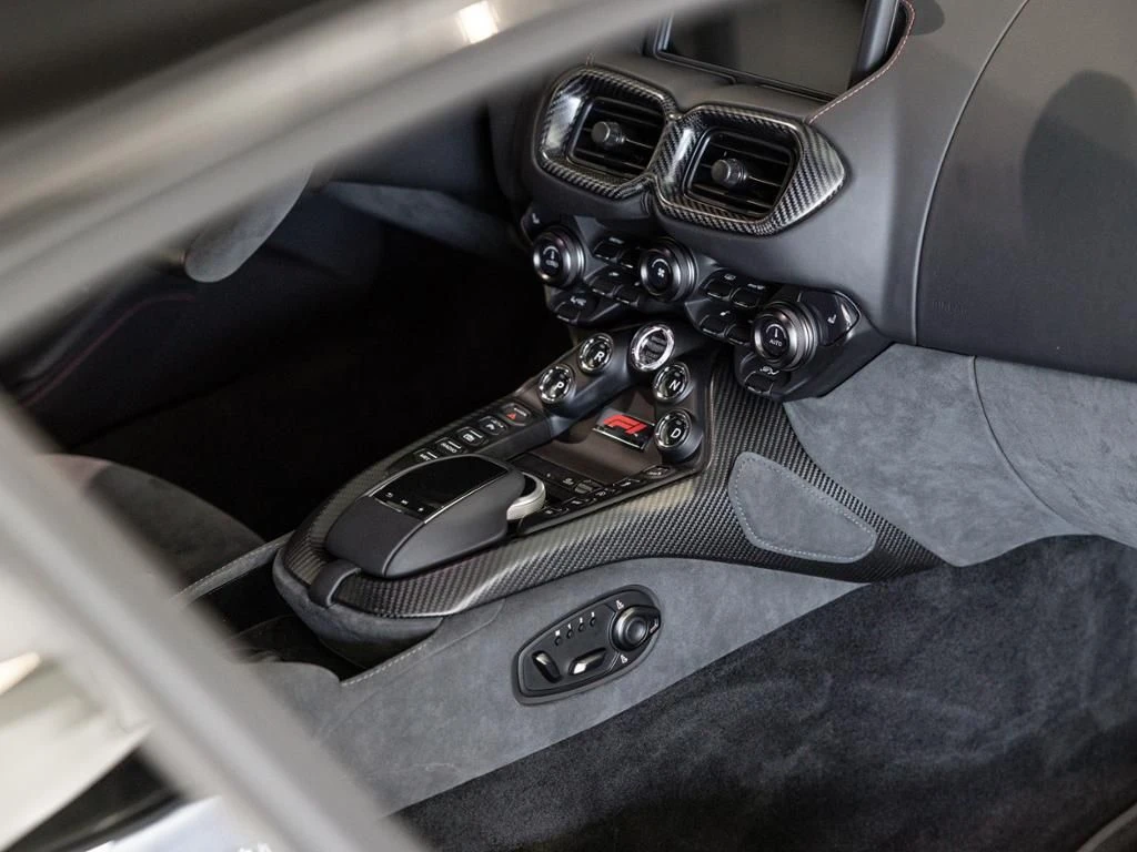 Aston Martin-V8 Vantage-image-23