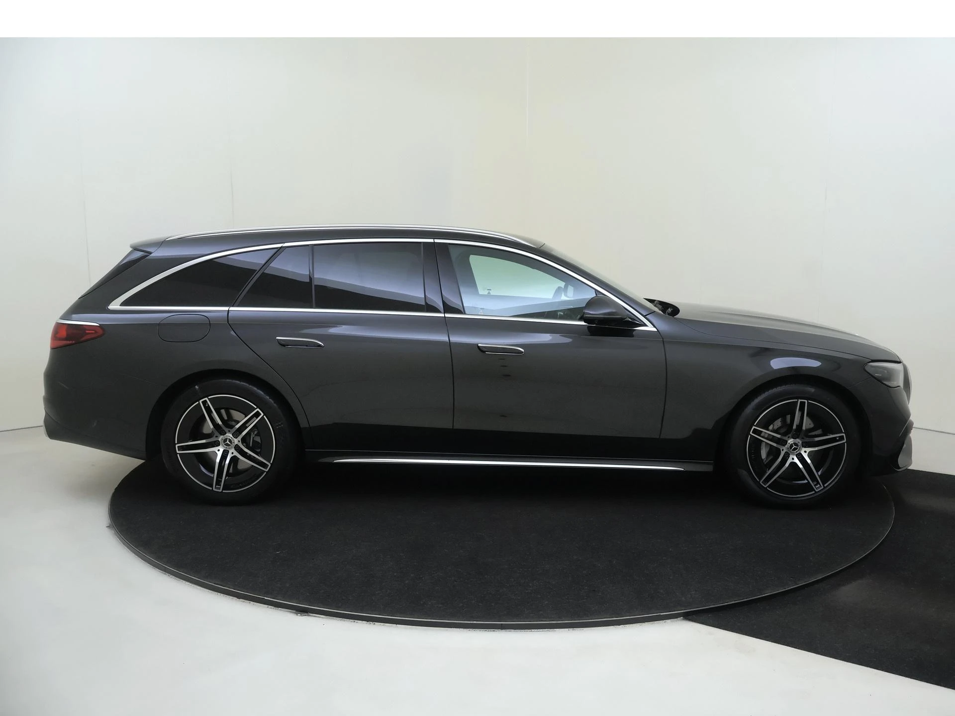 Mercedes-Benz-E-Klasse-image-8
