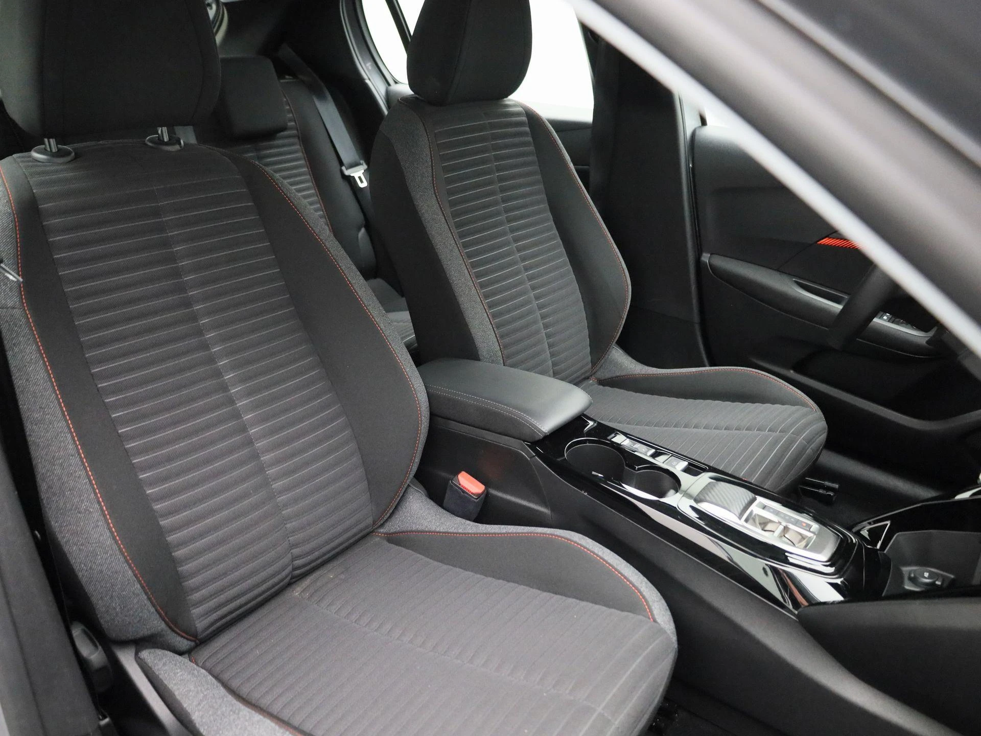 Peugeot-e-208-image-37