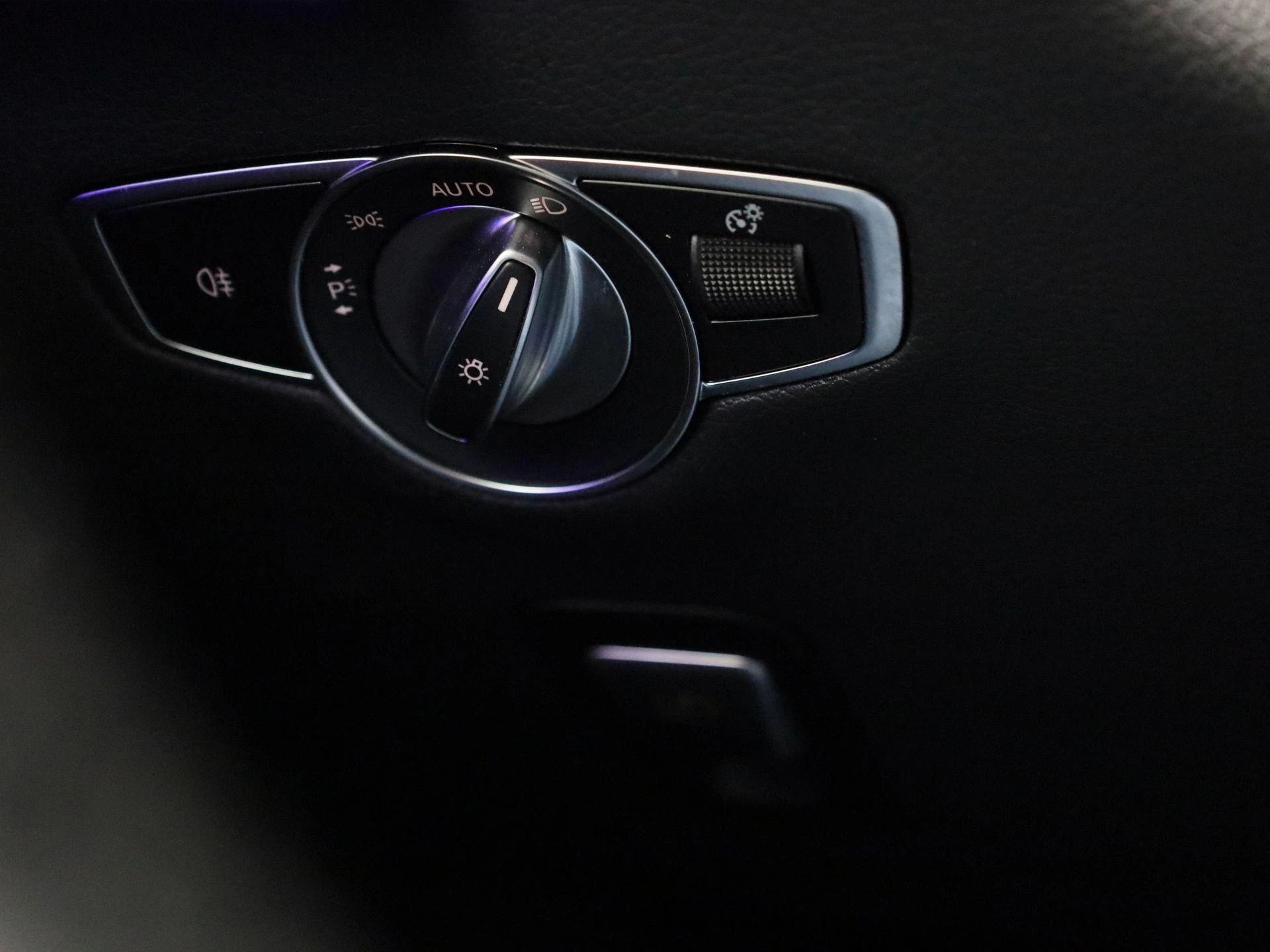Mercedes-Benz-EQC-image-25